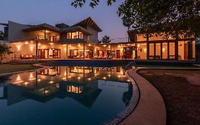 Jay House By Stayvista - Leisure Oasis With Pool, Snooker, Table Tennis & Foosball Fun